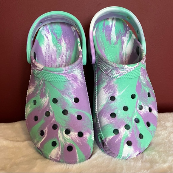 CROCS women’s classic platform marbled clogs shoes, size 8, green & purple - Picture 2 of 9